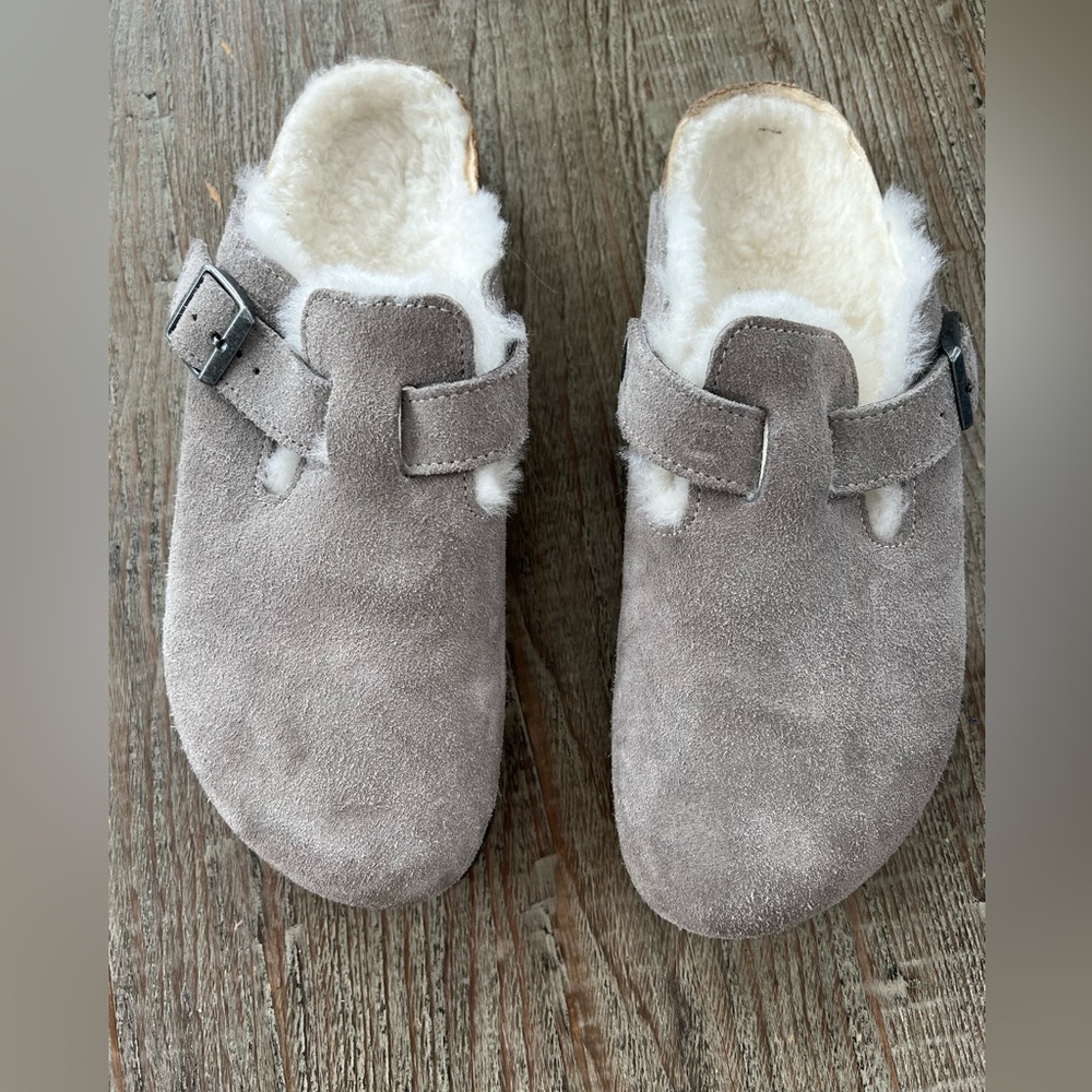 Womens Birkenstocks. Boston genuine shearling lined clogs. Size 39.